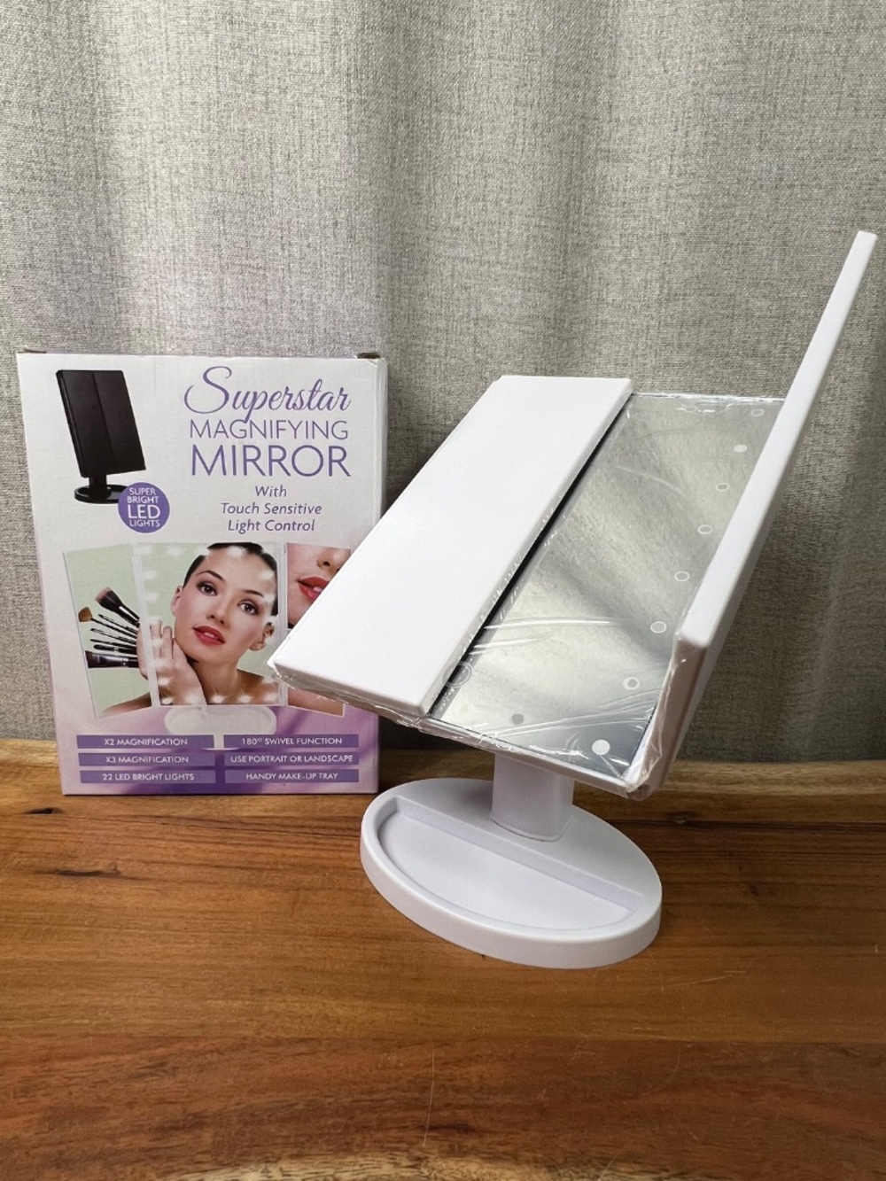 ❤️ Superstar Tri-Fold LED Makeup Mirror with Magnification - Picture 4 of 10